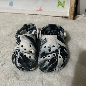 marbled crocs 6c